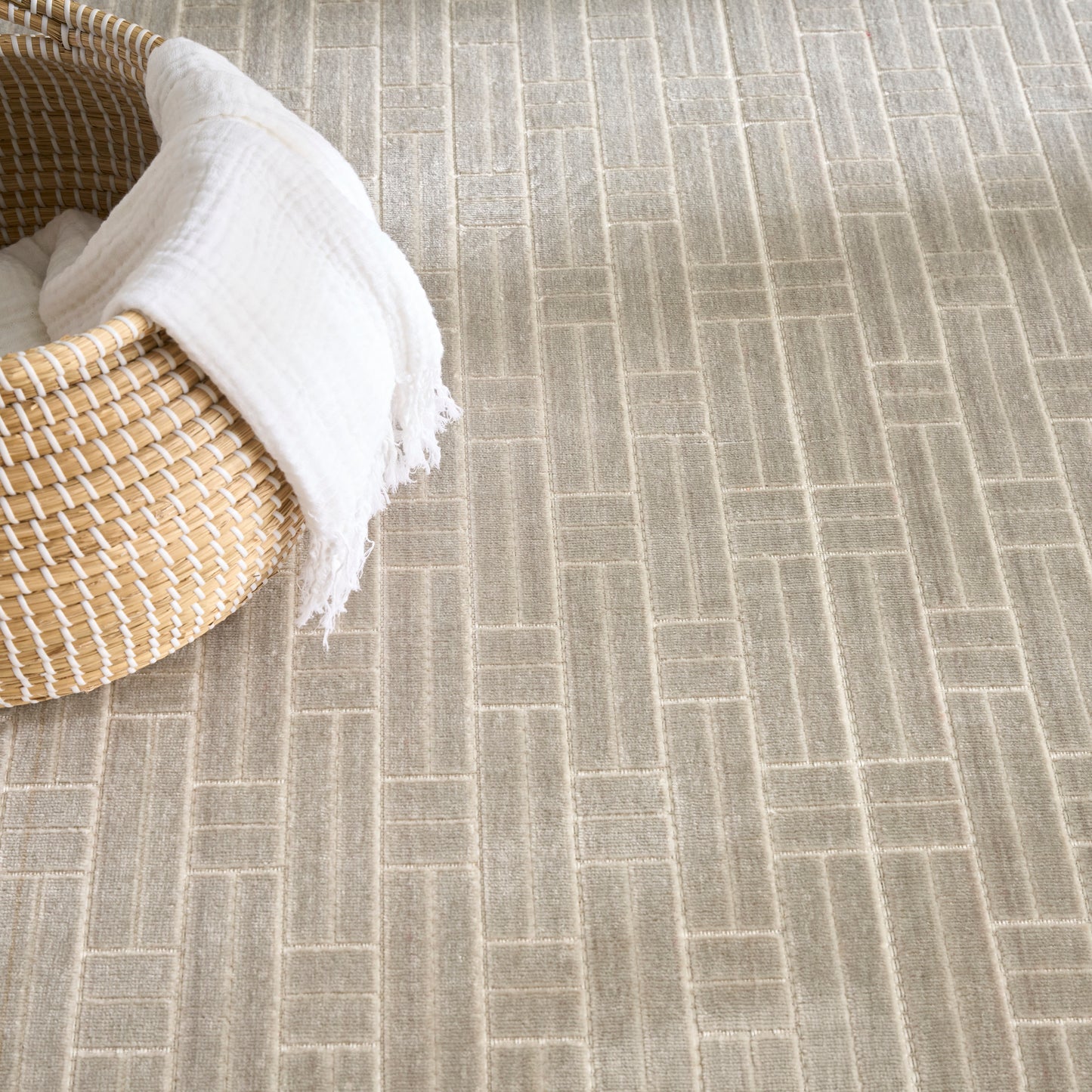 Nourison Washable Charm 4' x 6' Silver Ivory Modern Indoor Rug