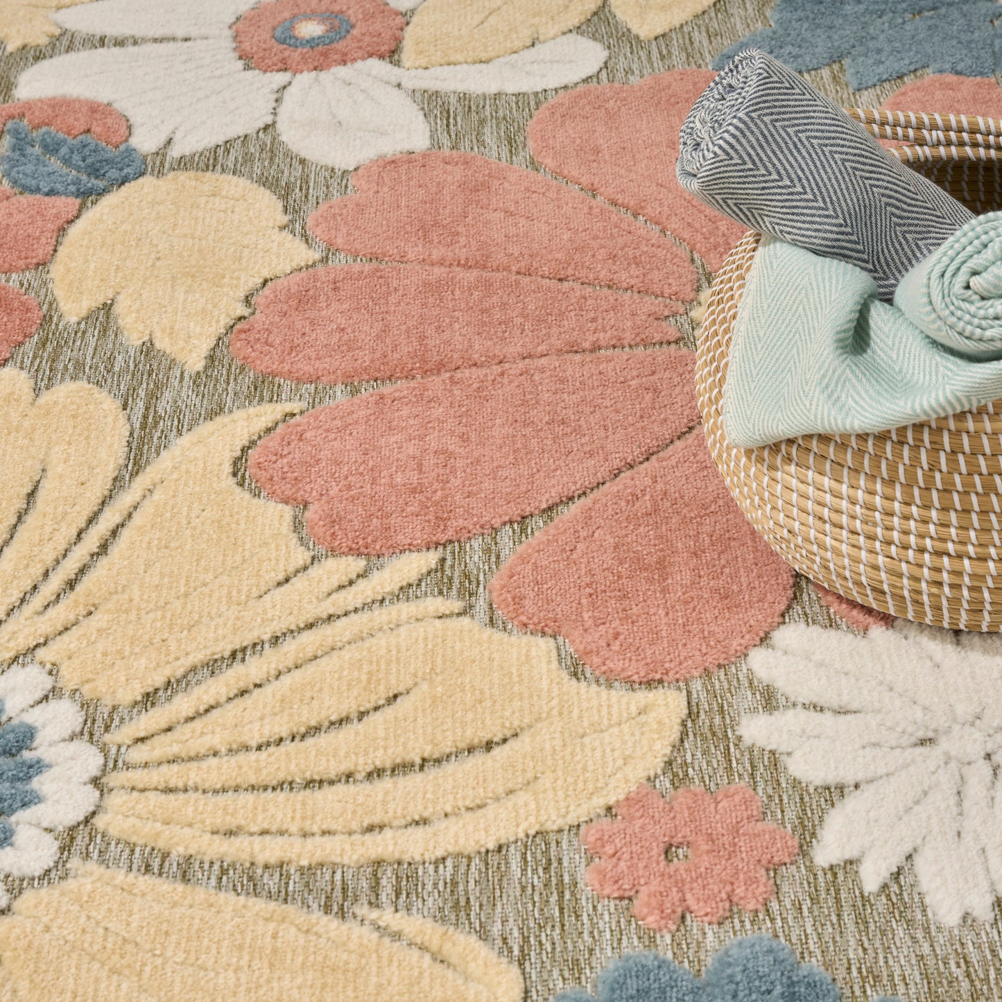 Nourison Aloha 5'3" x 7'5" Rose Modern Rug