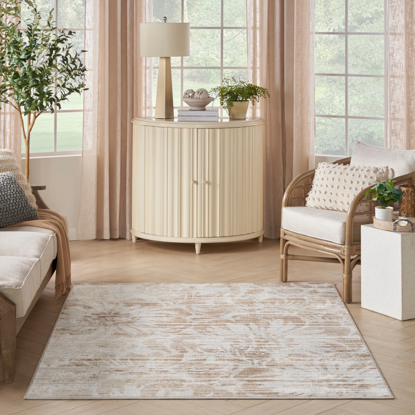 Inspire Me! Home Décor Iliana 5'3" x 7'3" Ivory Grey with Gold Accents Modern Indoor Rug