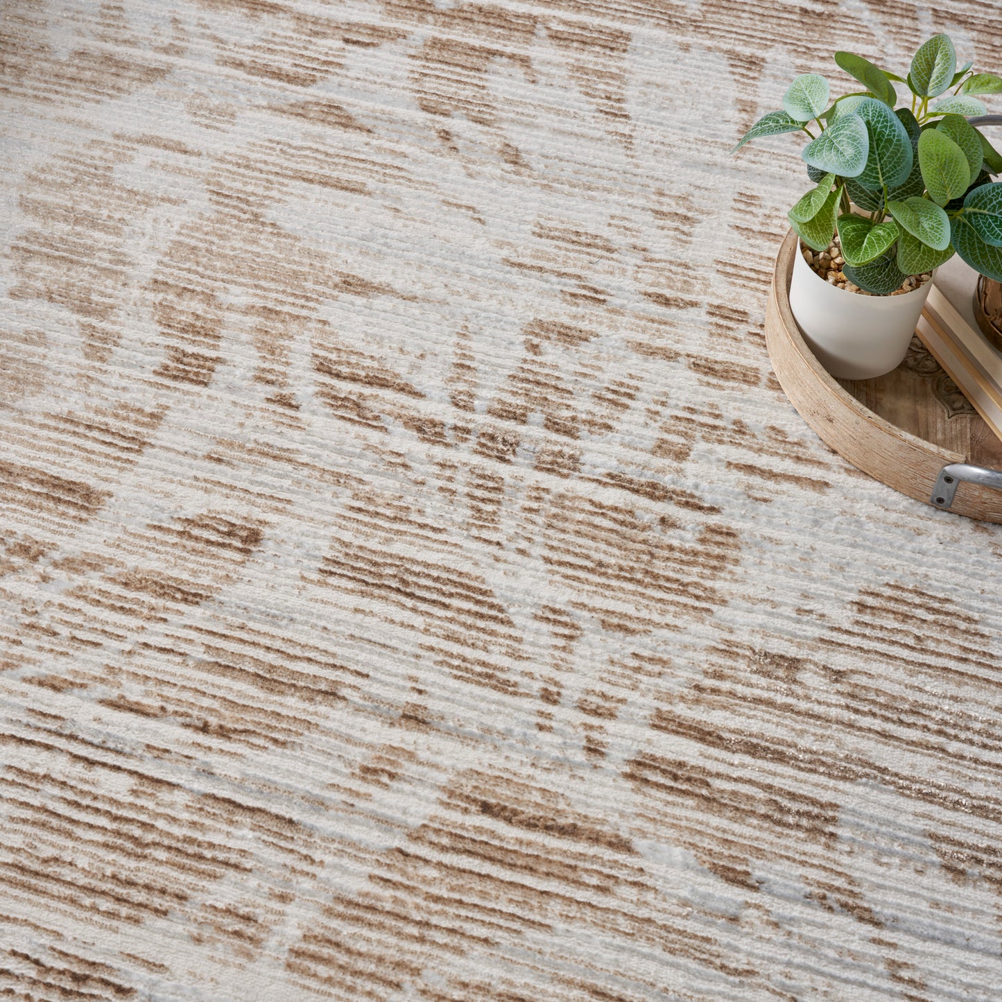 Inspire Me! Home Décor Iliana 5'3" x 7'3" Ivory Grey with Gold Accents Modern Indoor Rug