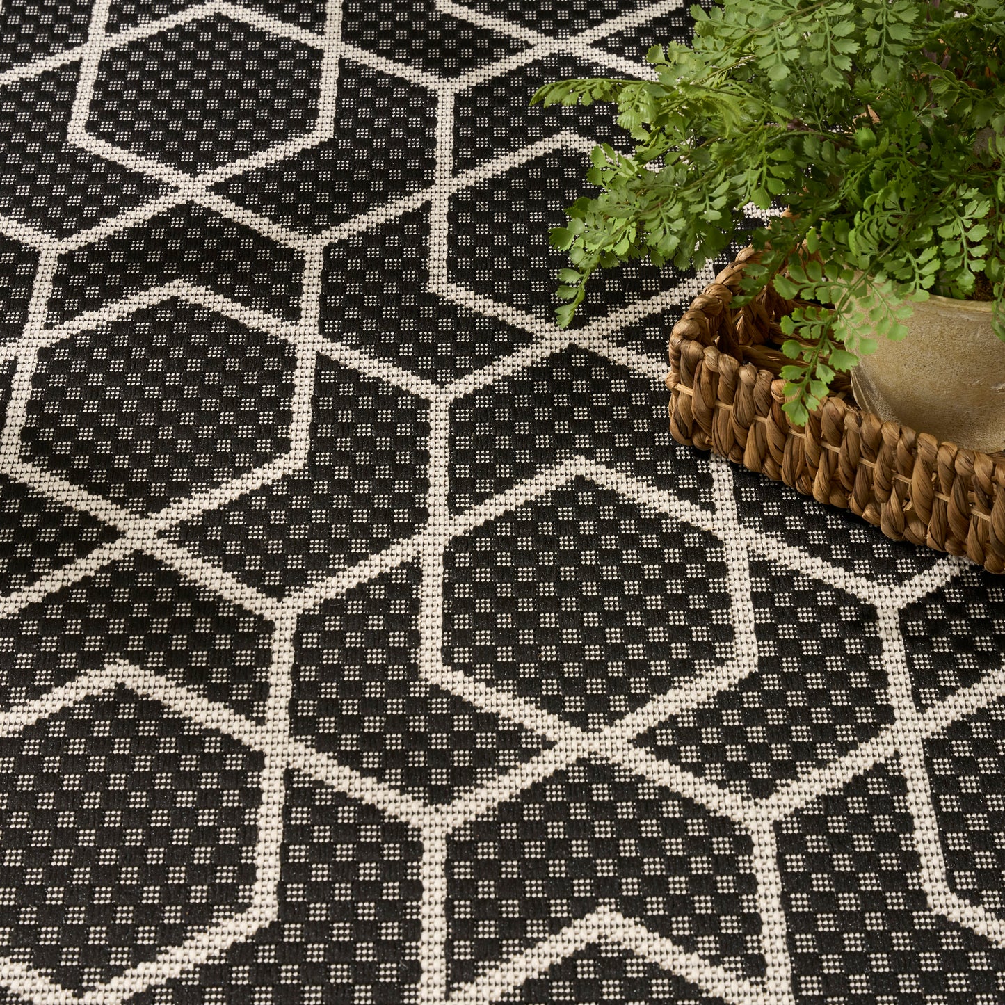 Nourison Horizon Indoor/Outdoor 5' x 7' Black Modern Rug