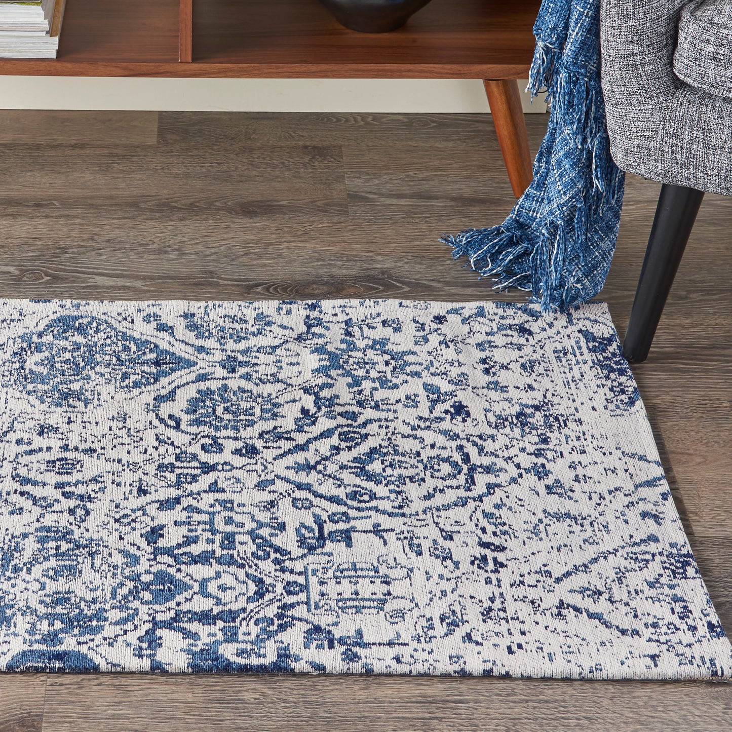 Nourison Damask 2'3" x 3'9" Ivory/Navy Vintage Indoor Rug