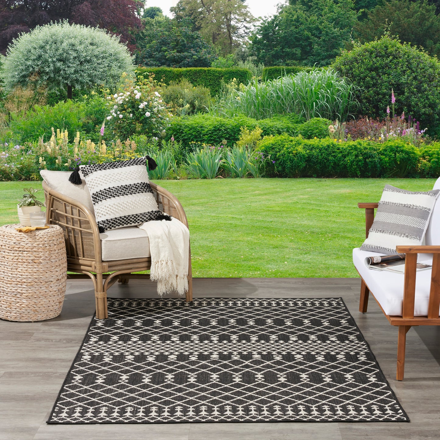Nourison Positano 7' x 10' Black Modern Rug