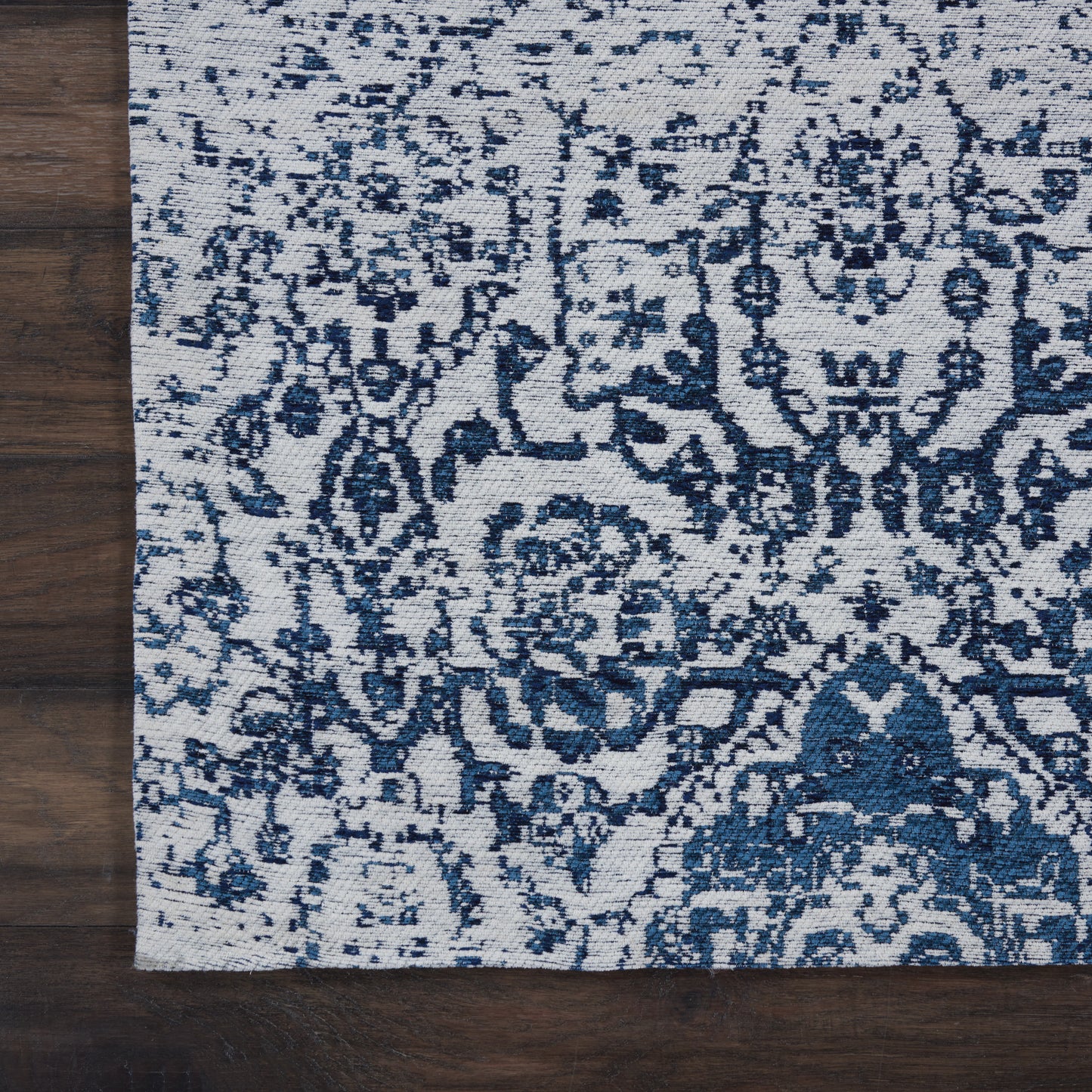 Nourison Damask 2'3" x 3'9" Ivory/Navy Vintage Indoor Rug