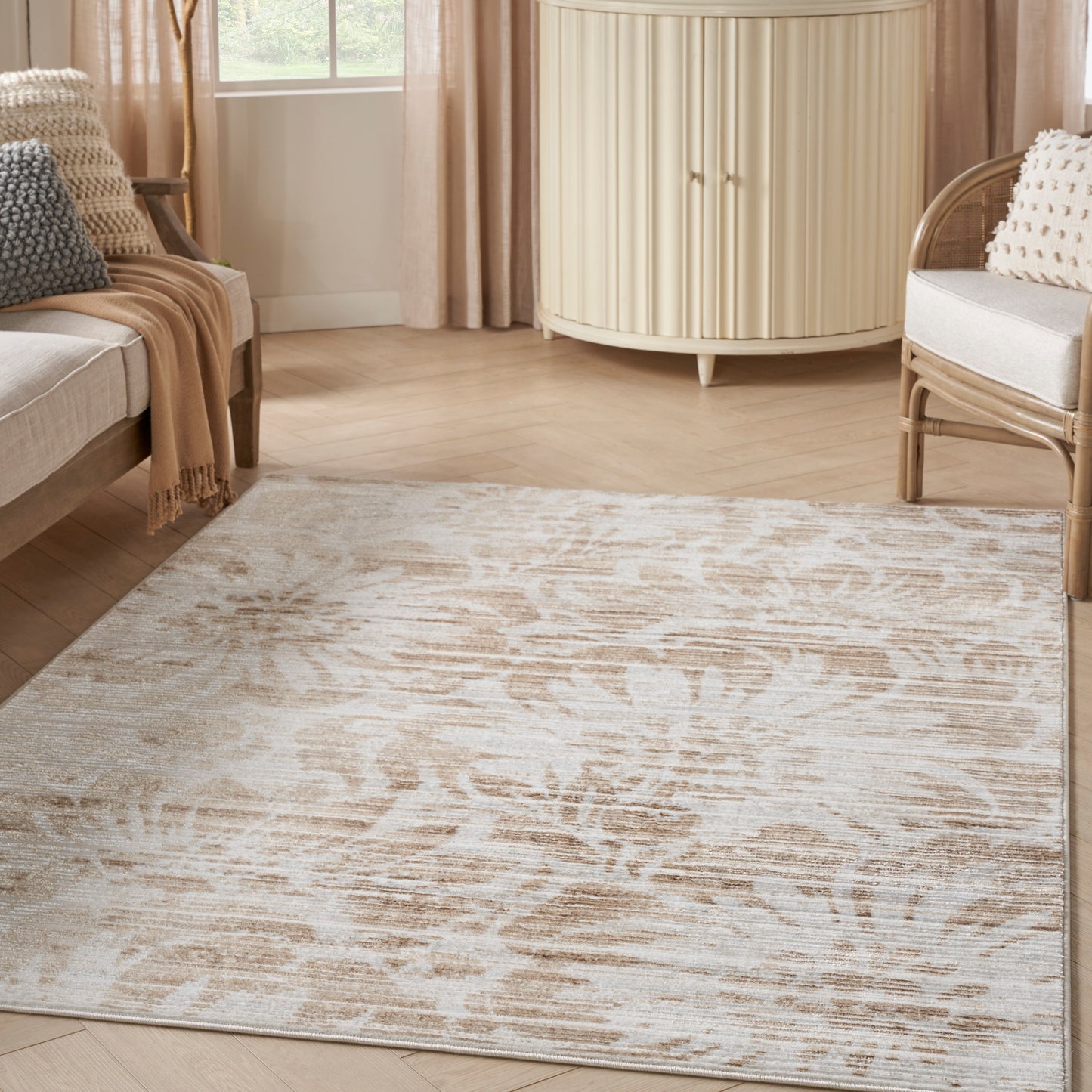 Inspire Me! Home Décor Iliana 5'3" x 7'3" Ivory Grey with Gold Accents Modern Indoor Rug