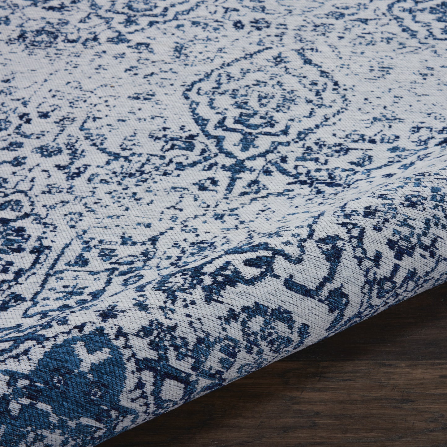 Nourison Damask 2'3" x 3'9" Ivory/Navy Vintage Indoor Rug