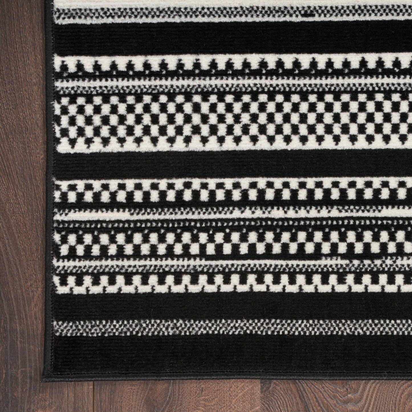 Nourison Grafix 2' x 4' Black White Modern Indoor Rug