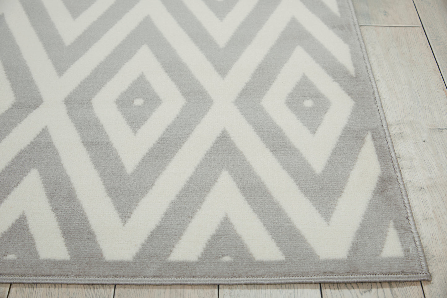 Nourison Grafix 3'9" x 5'9" White/Grey Mid-Century Modern Indoor Rug