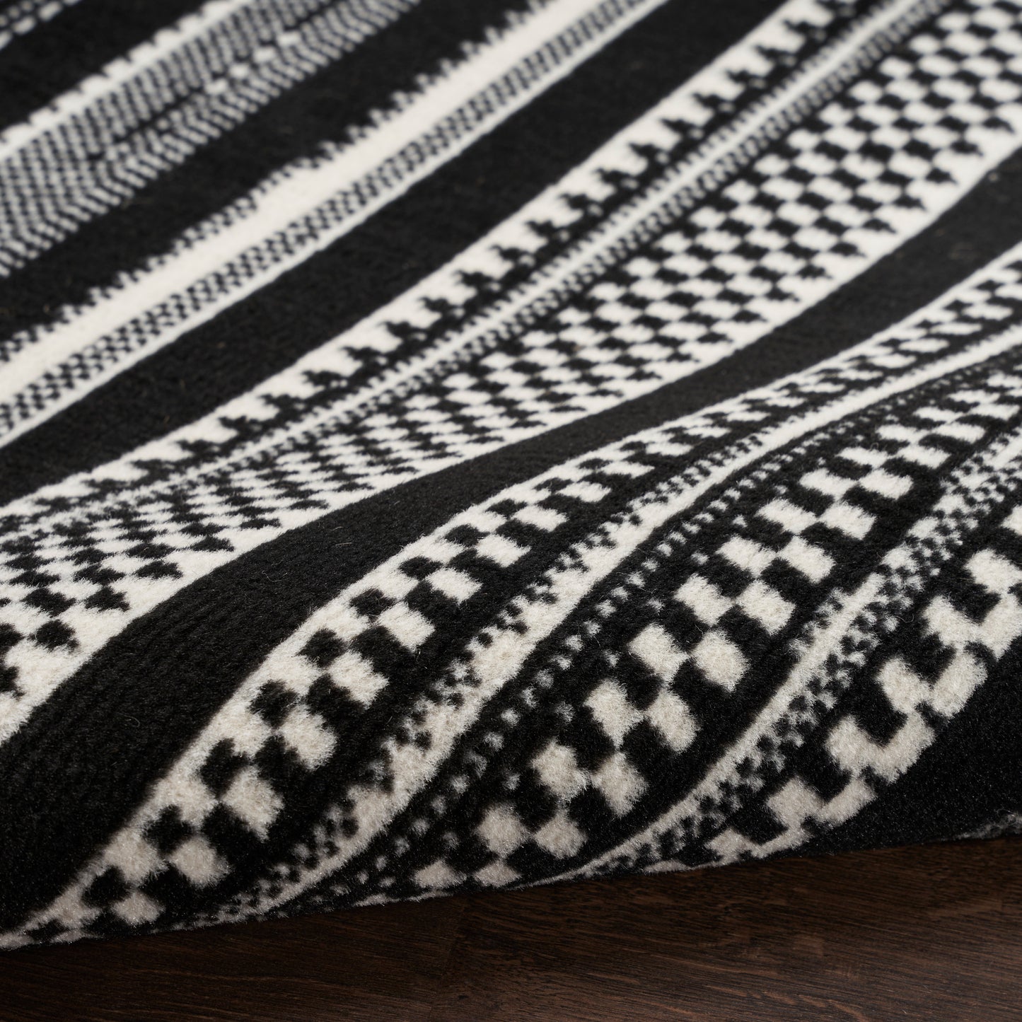 Nourison Grafix 2' x 4' Black White Modern Indoor Rug