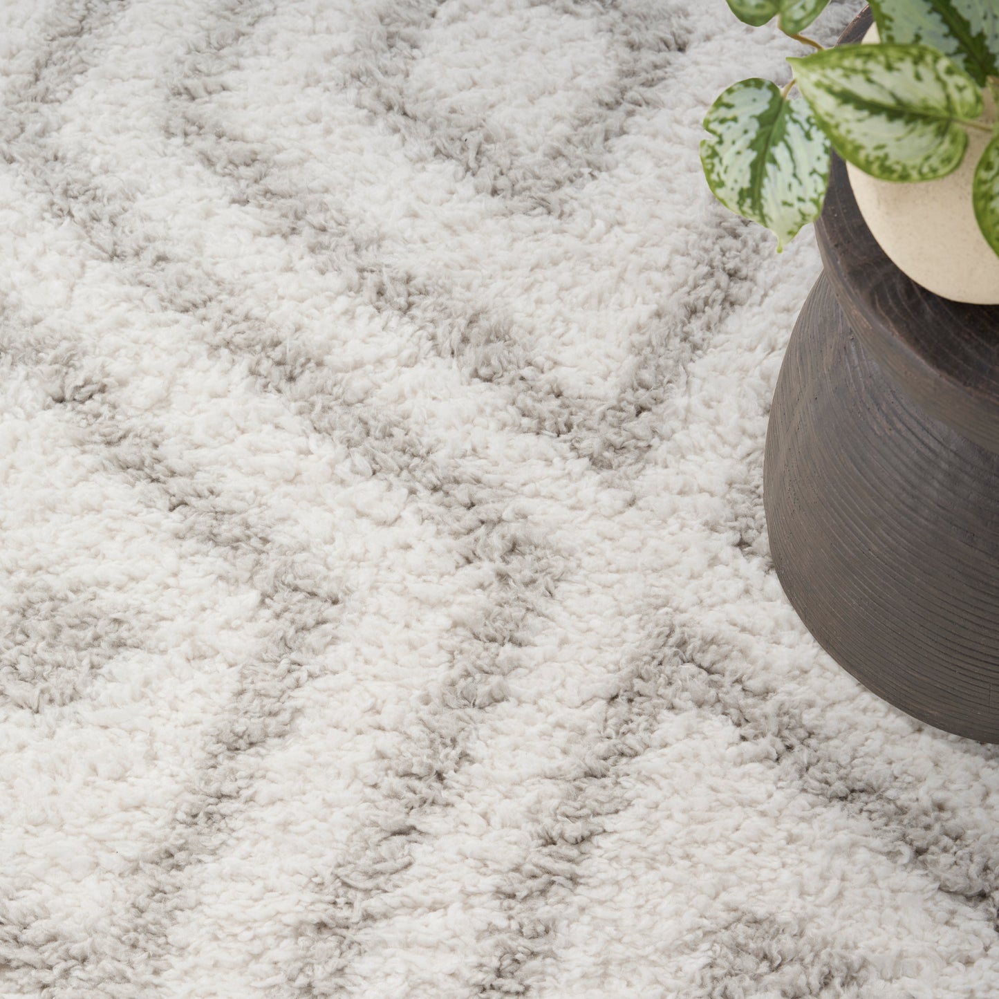 Nourison Modern Shag 5'3" x 7' Ivory Silver Modern Indoor Rug