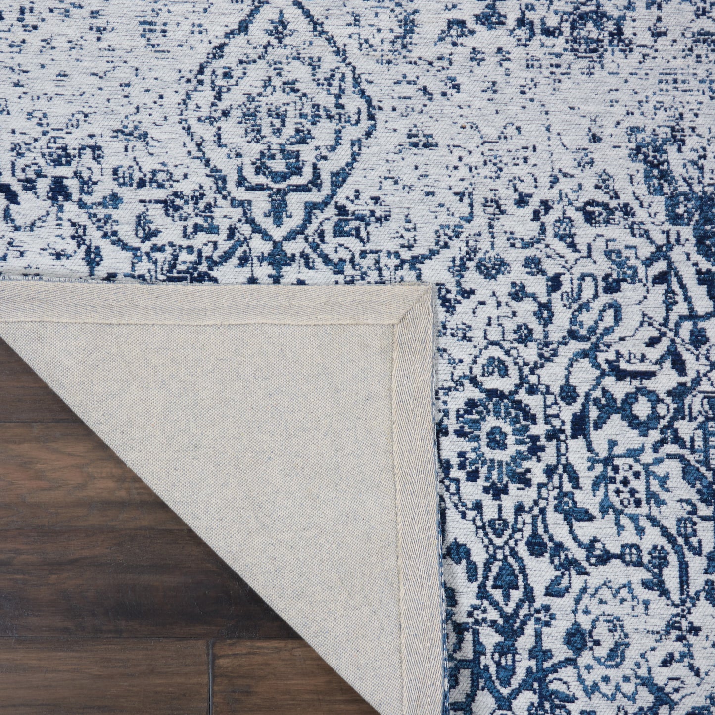 Nourison Damask 2'3" x 3'9" Ivory/Navy Vintage Indoor Rug